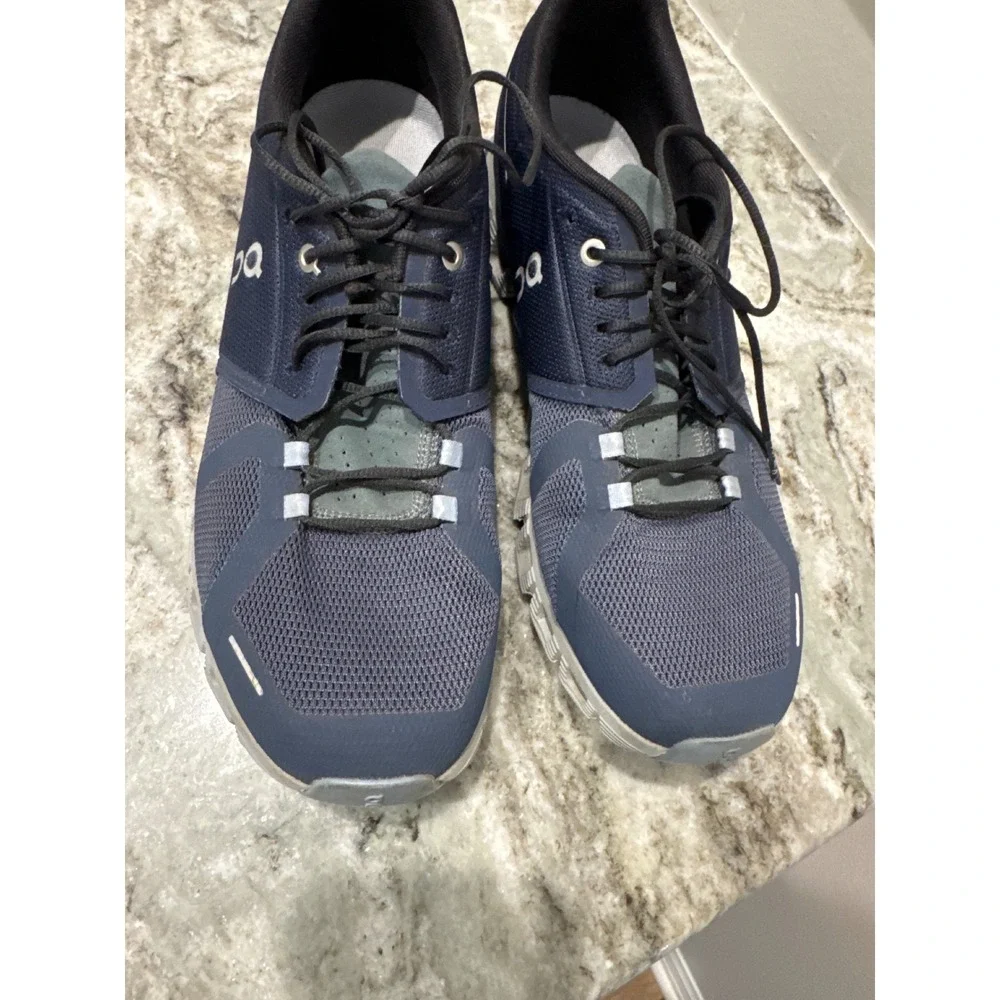 Men's On Cloud 5 running shoes in the Midnight/White colorway size 11